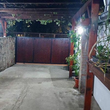 Airport Apartment Air Surcin Bagian luar foto