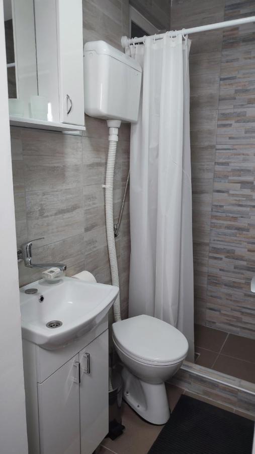 Airport Apartment Air Surcin Bagian luar foto
