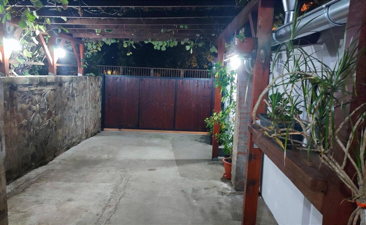 Airport Apartment Air Surcin Bagian luar foto