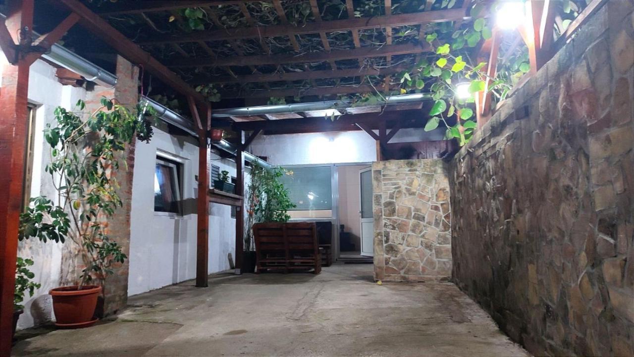 Airport Apartment Air Surcin Bagian luar foto